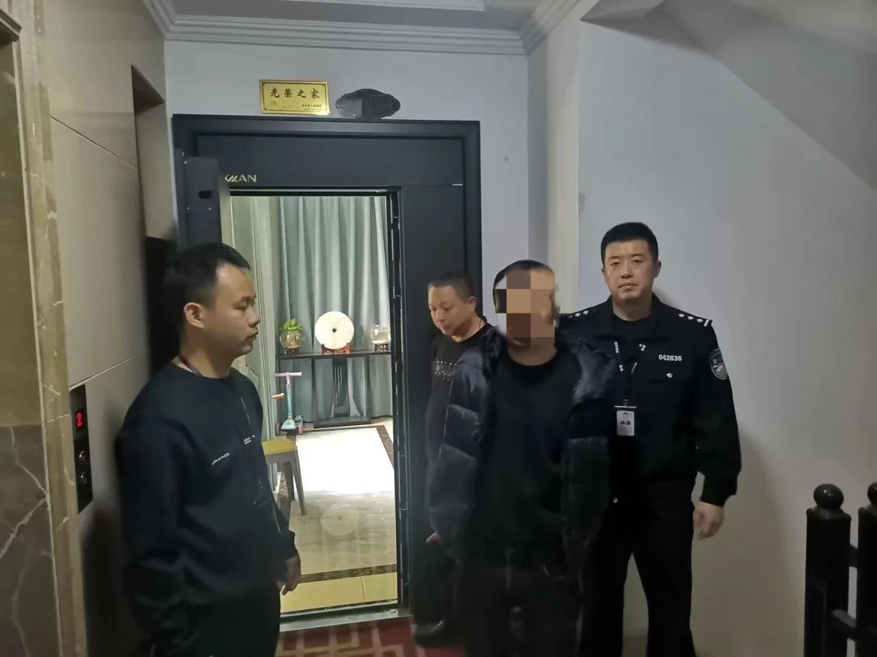 普坪镇全副伪装仍被识别！双龙公安成功抓获一名撬锁盗窃嫌疑人
